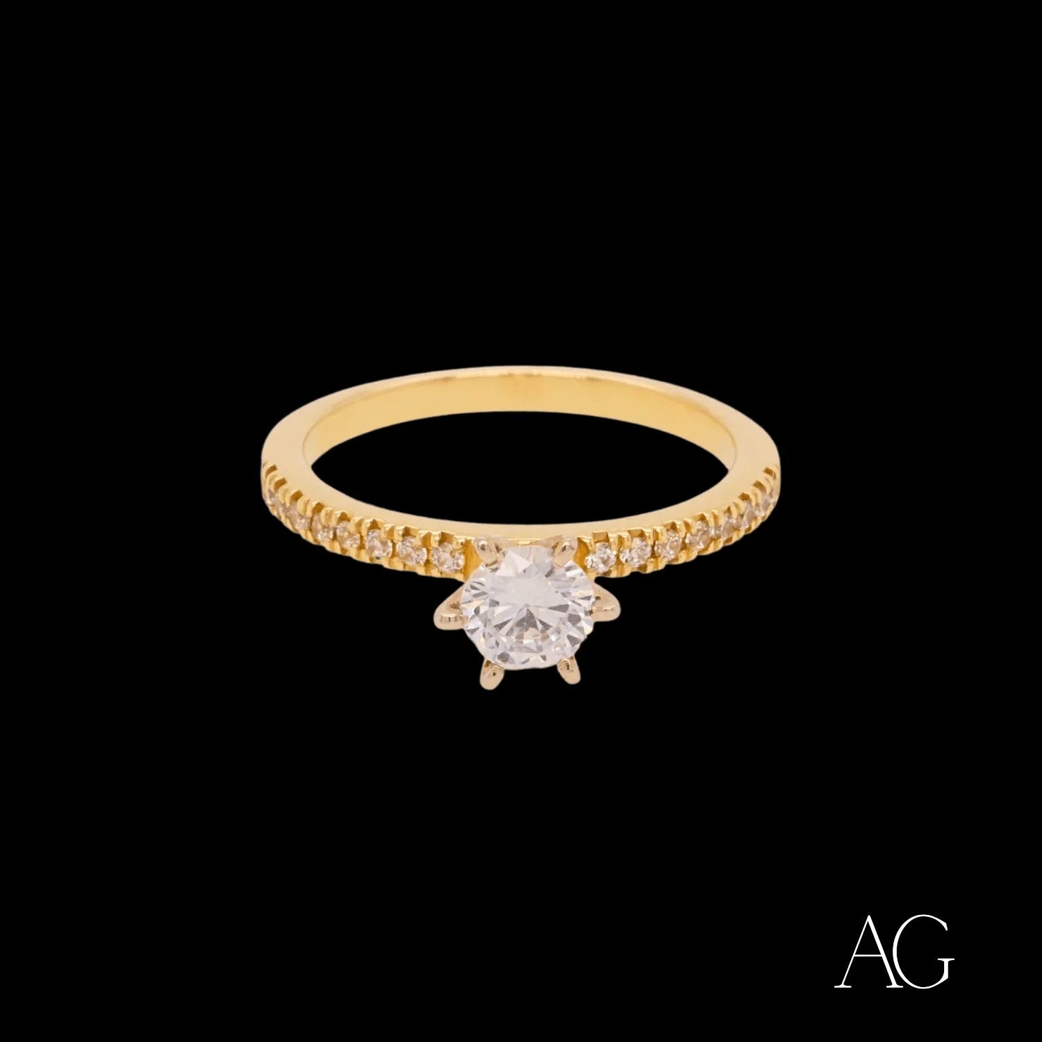 Luxurious 18k gold ring featuring a round diamond solitaire and smaller diamonds