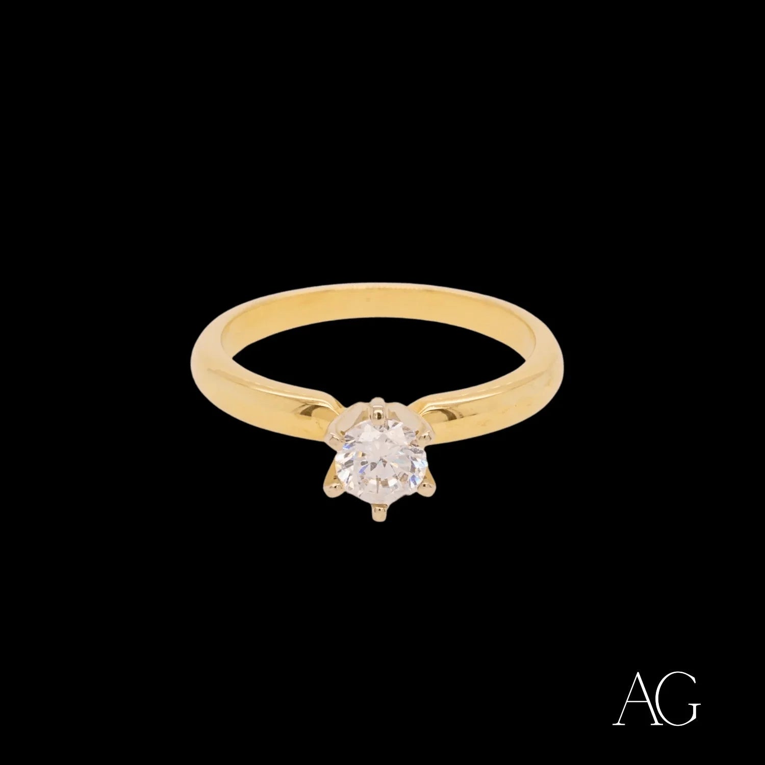 Luxurious 18k gold engagement ring with a round diamond in a six-prong setting