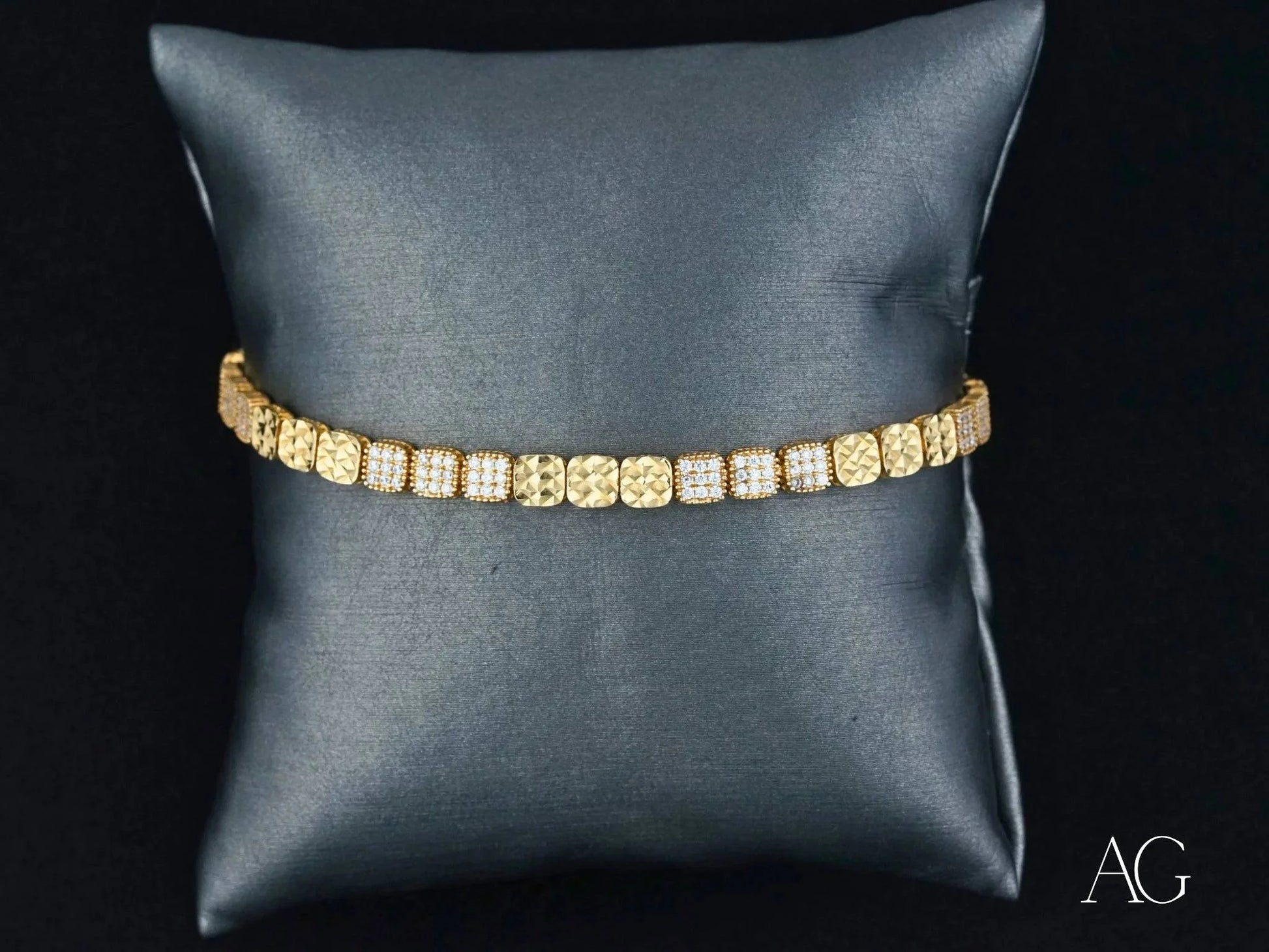 Luxurious 18k gold bracelet with cubic zirconia and lobster clasp design