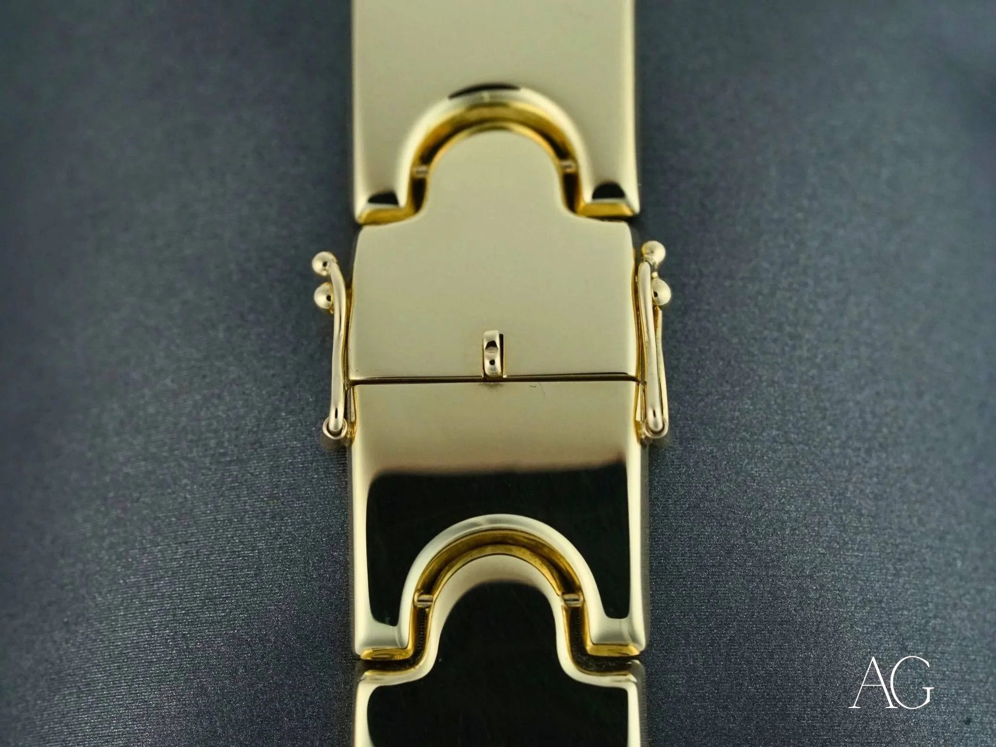 Gold open box clasp of a luxurious men’s 18k solid gold bracelet