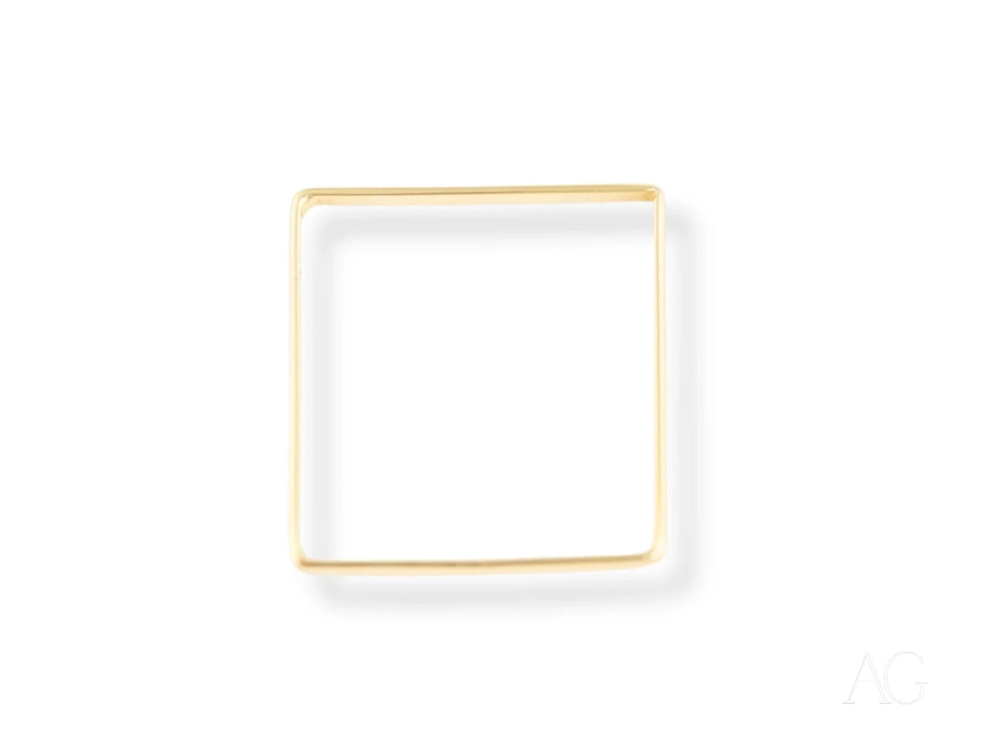 Square white plate with thin gold rim for Modern Elegance 18k gold ring display