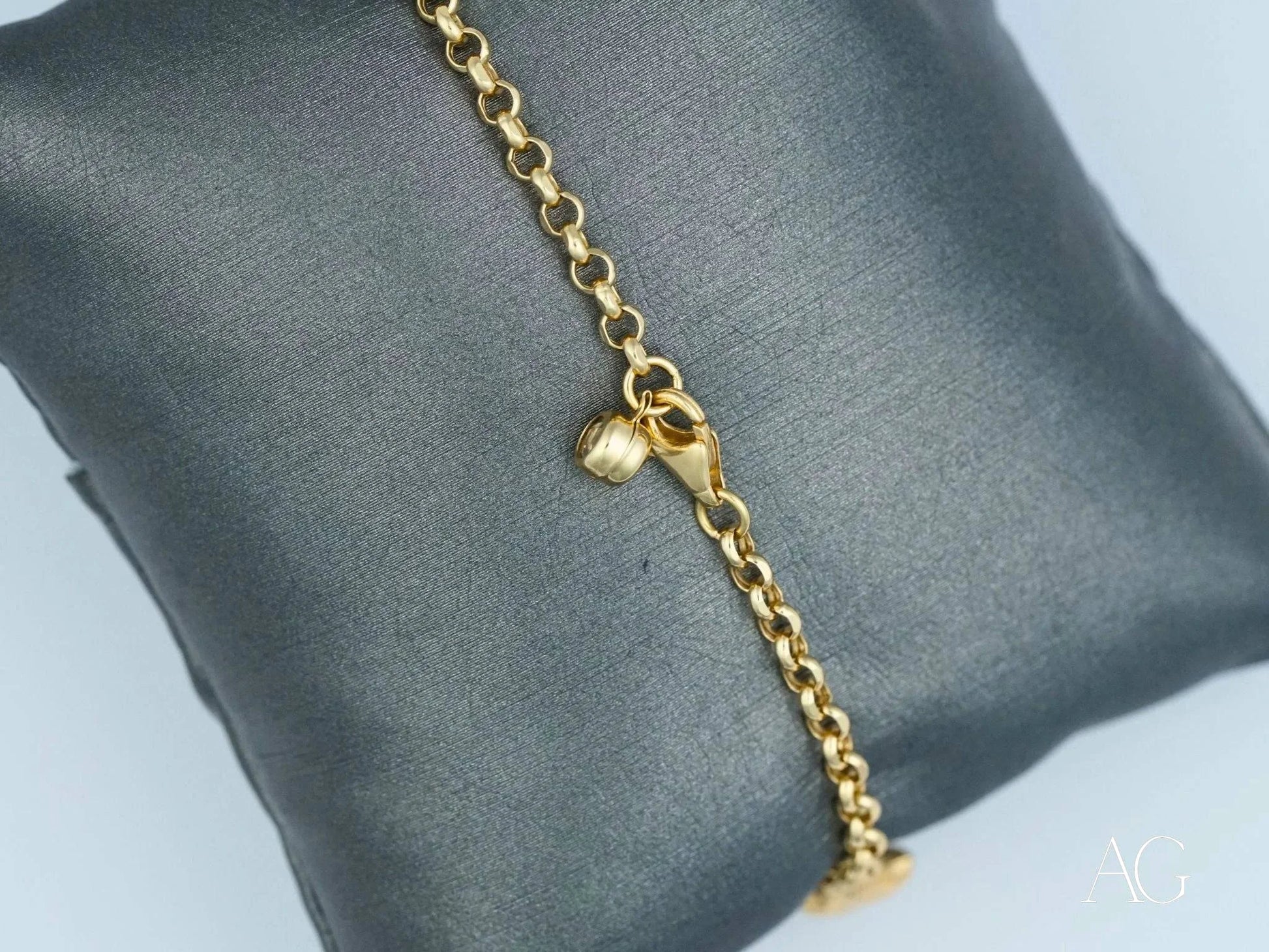 18k gold charm bracelet featuring a small pendant showcasing nautical elegance