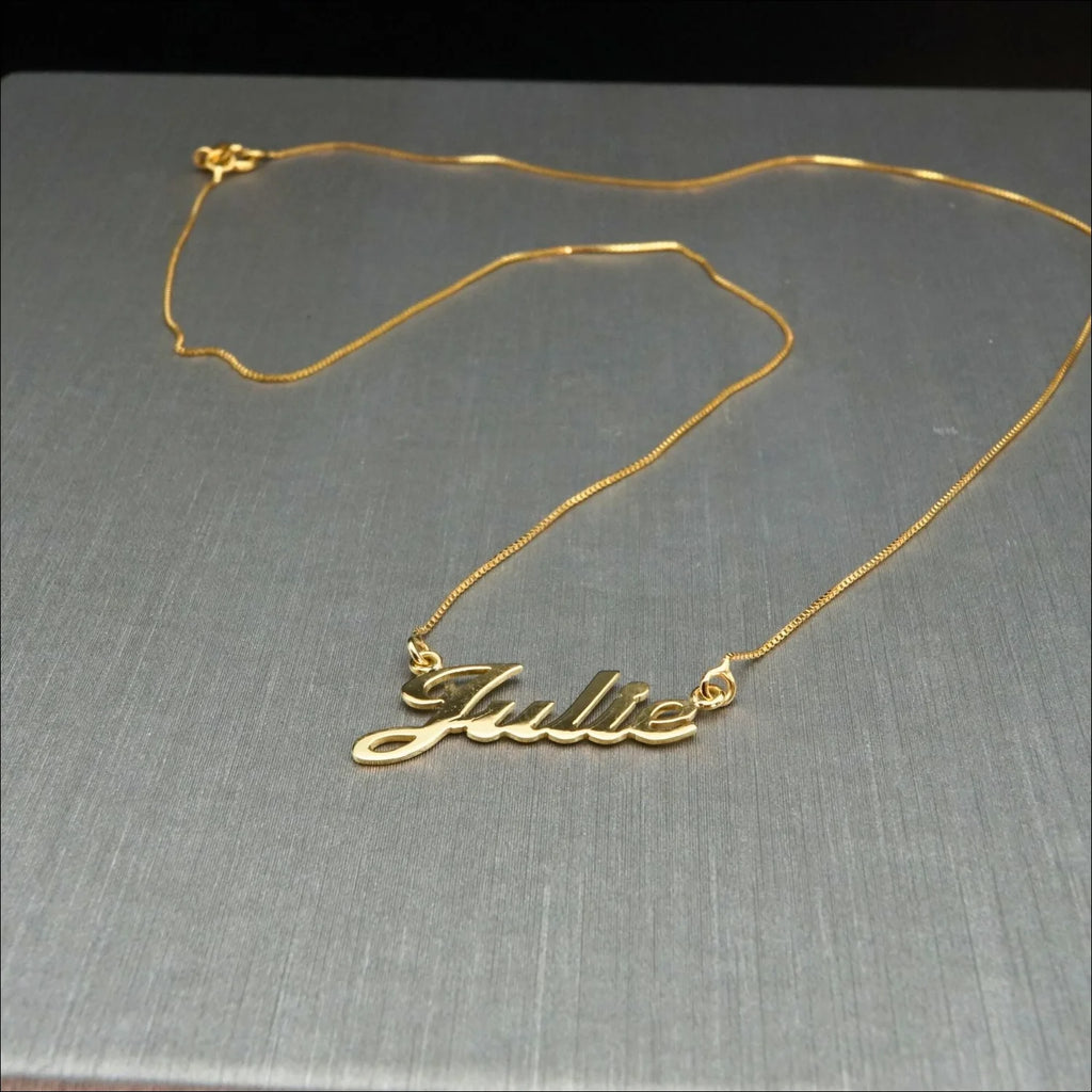 Personalized Elegance: Necklace with Name in 18k Gold