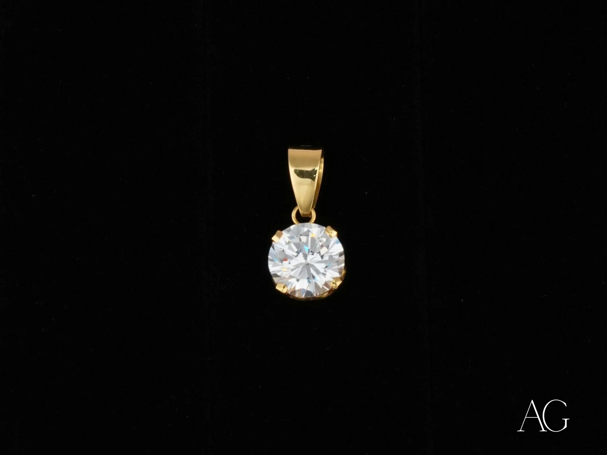 Gold pendant with a round brilliant-cut cubic zirconia in a prong setting, Radiant Solitaire