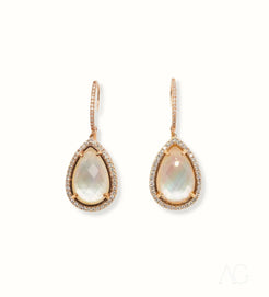 Teardrop mother-of-pearl earrings with diamonds in 18k gold for a radiant look