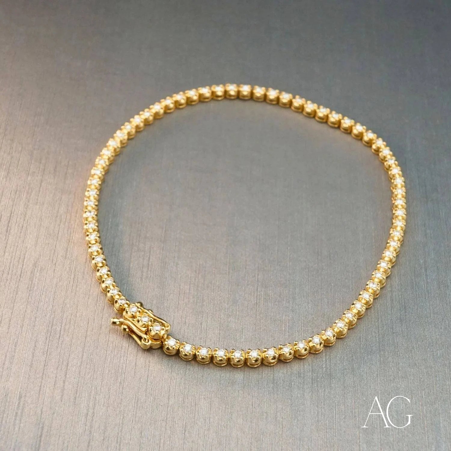 Gold beaded bracelet with decorative clasp from the Radiant Sparkle 18k Gold collection