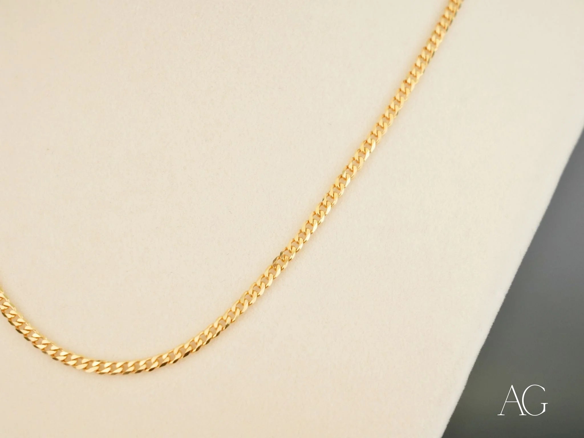 Supreme Elegance 18K Gold Cuban Chain Necklace showcasing art gold jewelry