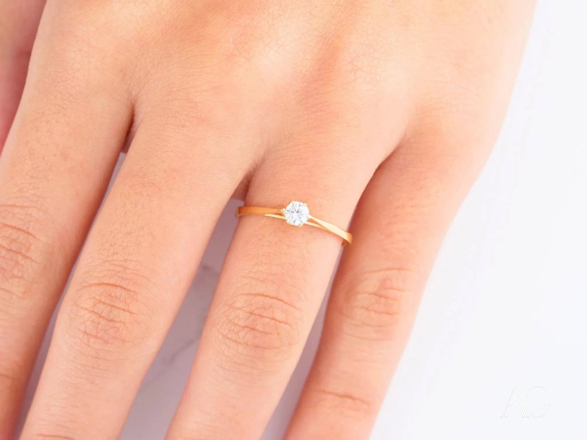 Gold ring with a round diamond solitaire in 18k yellow gold for everyday elegance