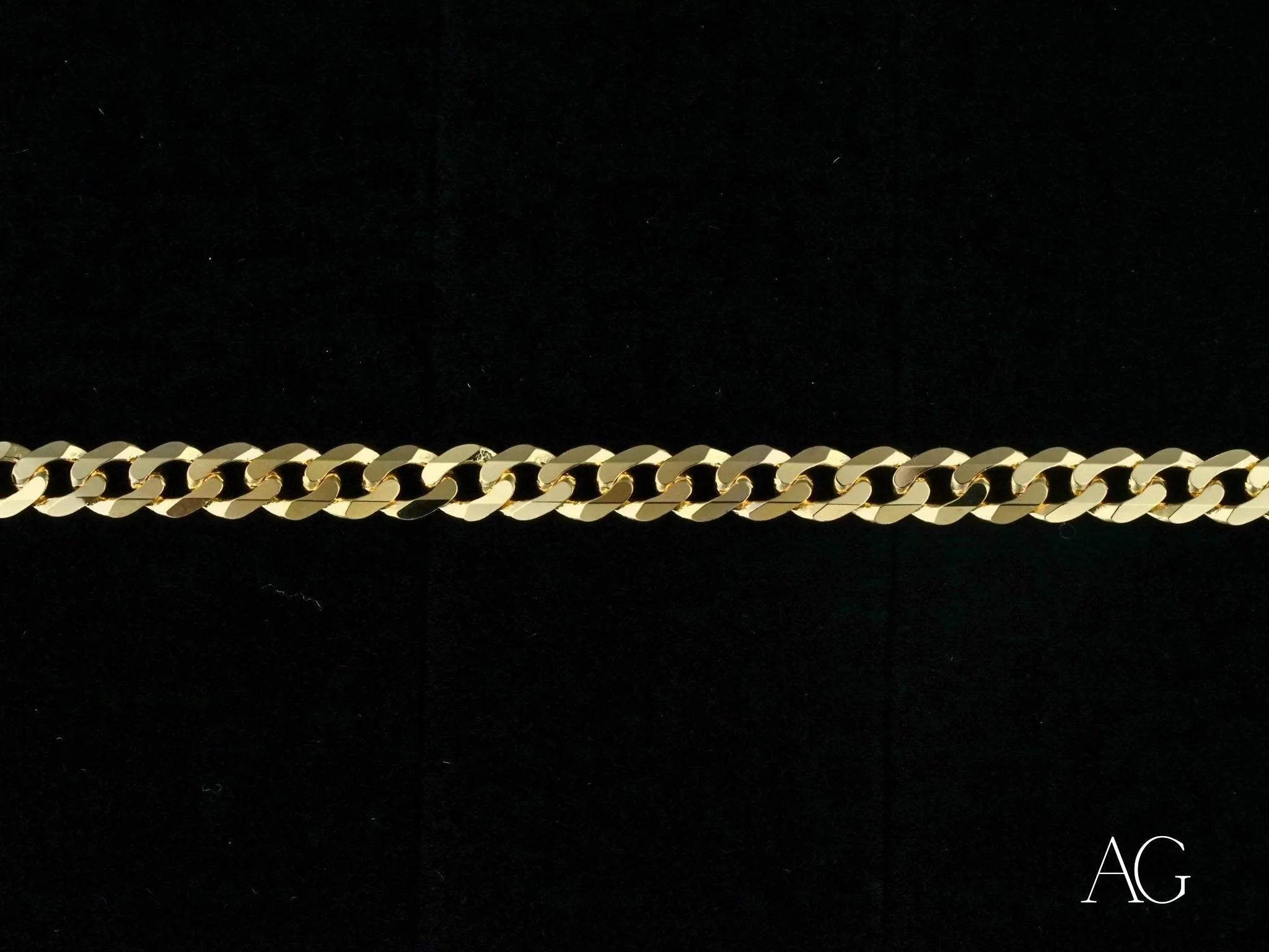 Gold chain necklace with interlocking links in 18k solid gold Cuban link style