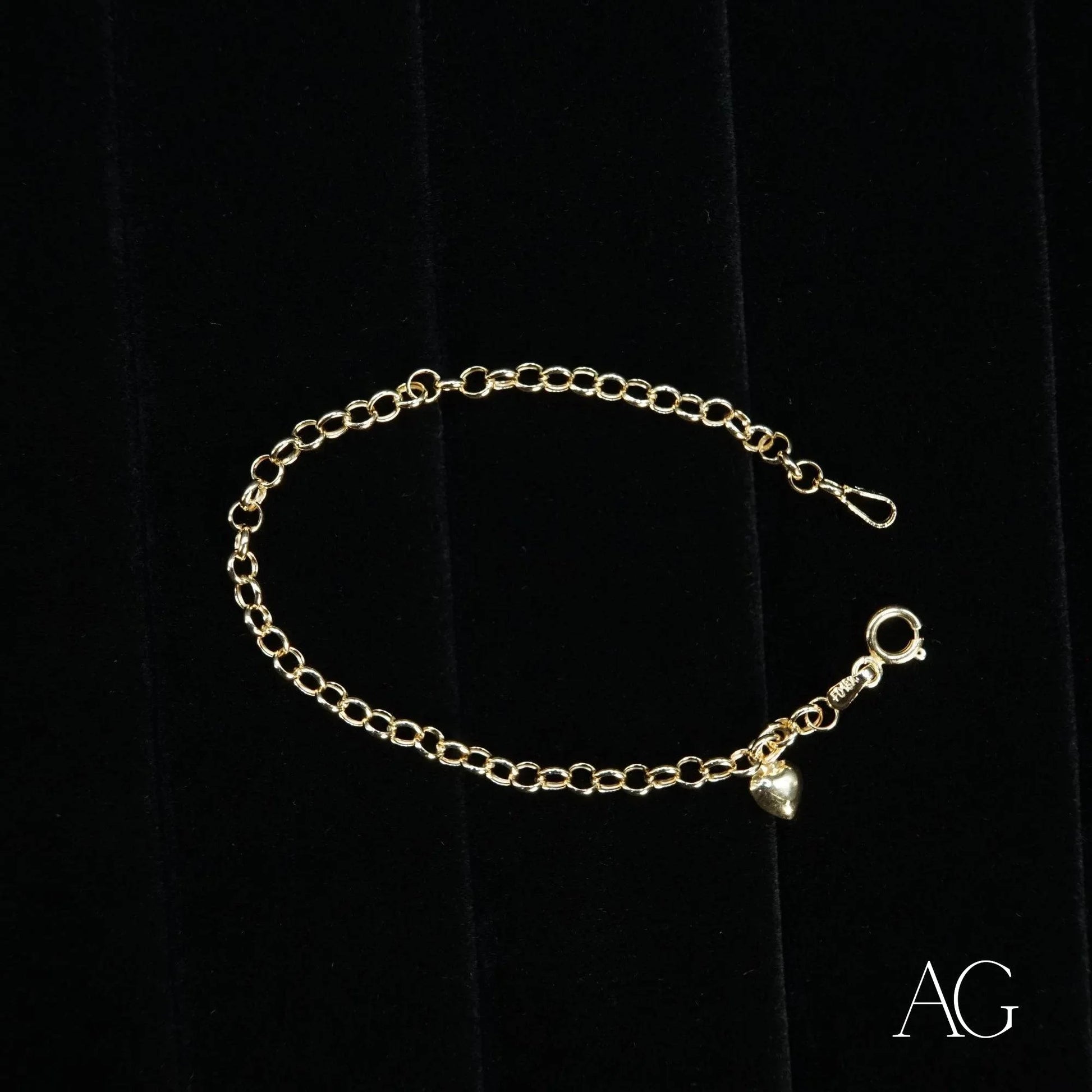 Delicate 18k gold heart bracelet for kids with charm pendant design