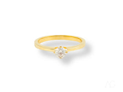 Gold ring featuring a heart-shaped diamond solitaire in 18k yellow gold design