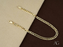 Gold chain bracelet with curb links in 18k solid gold Cuban link design for timeless elegance