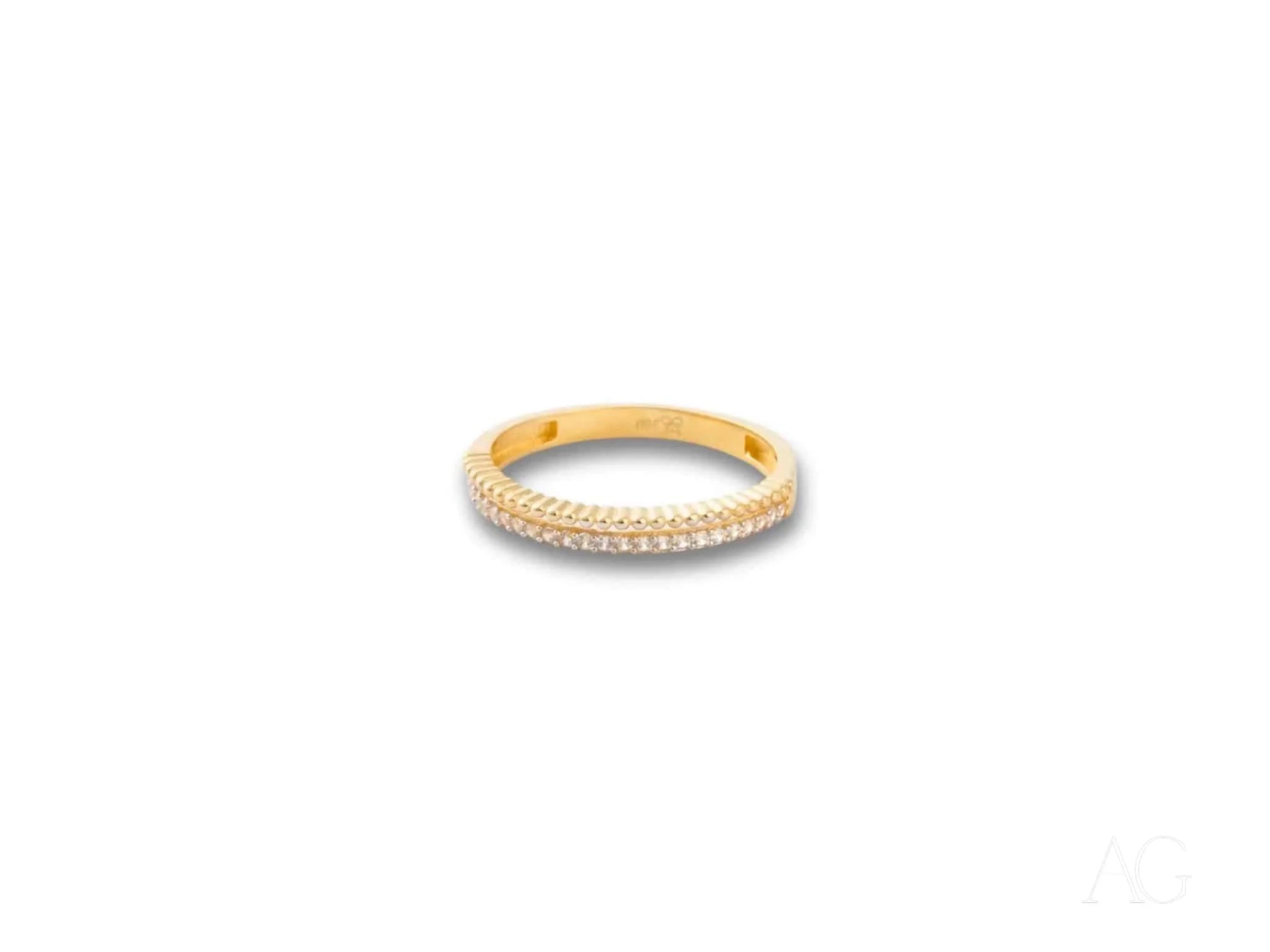 18k yellow gold ring with small diamonds for a timeless and elegant beauty