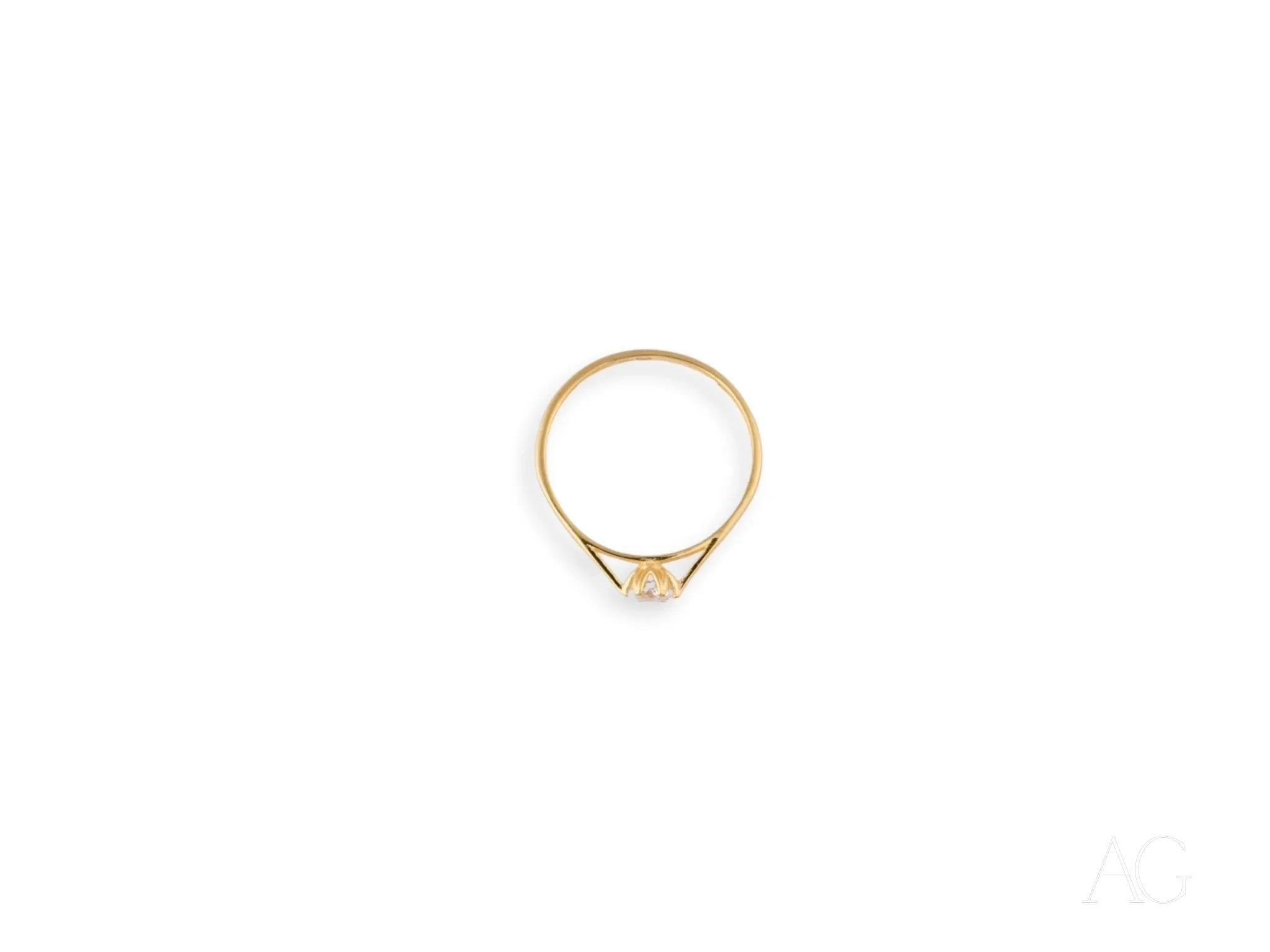 Gold ring featuring a triangular diamond in 18k yellow gold for everyday elegance