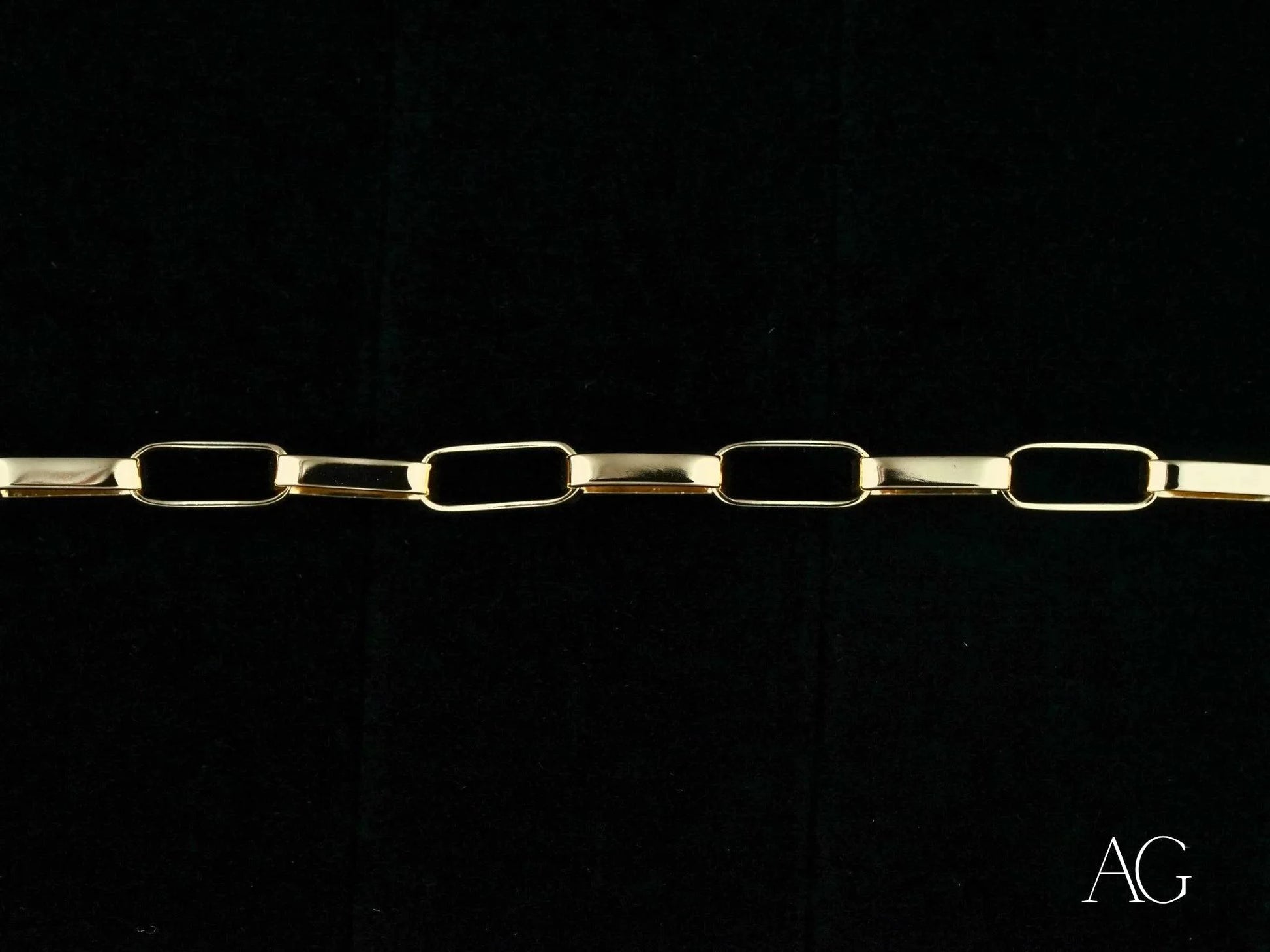 Gold box link bracelet with black onyx in 18k solid gold for timeless elegance