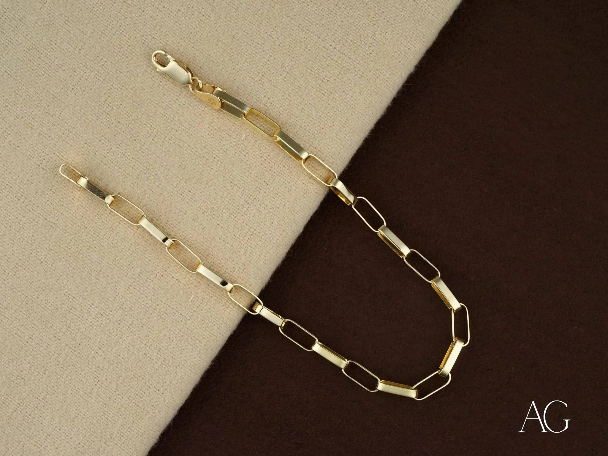 Gold chain necklace featuring elongated rectangular links in 18k solid gold, box link design