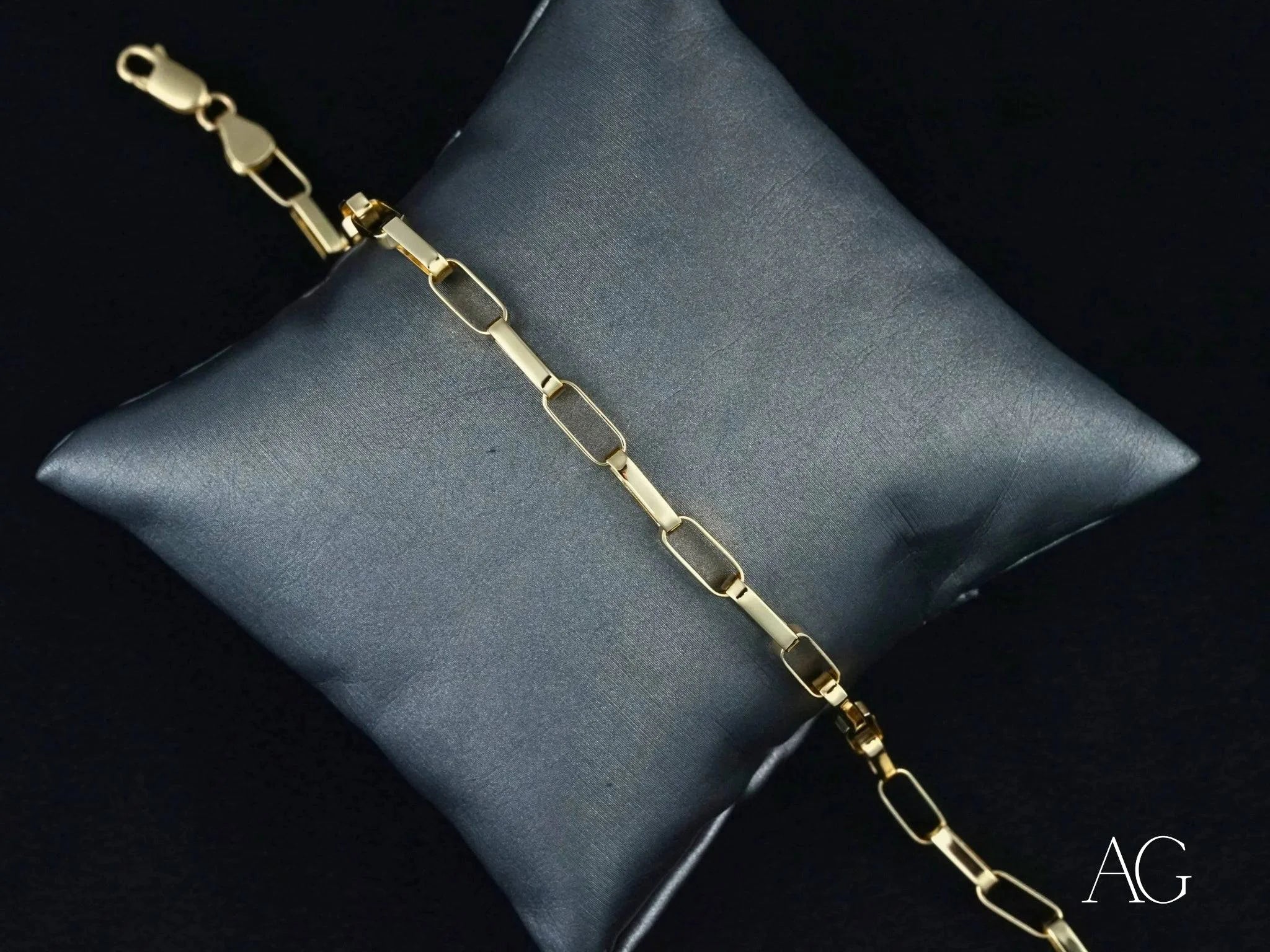 Gold chain bracelet featuring rectangular box links in 18k solid gold for timeless luxury