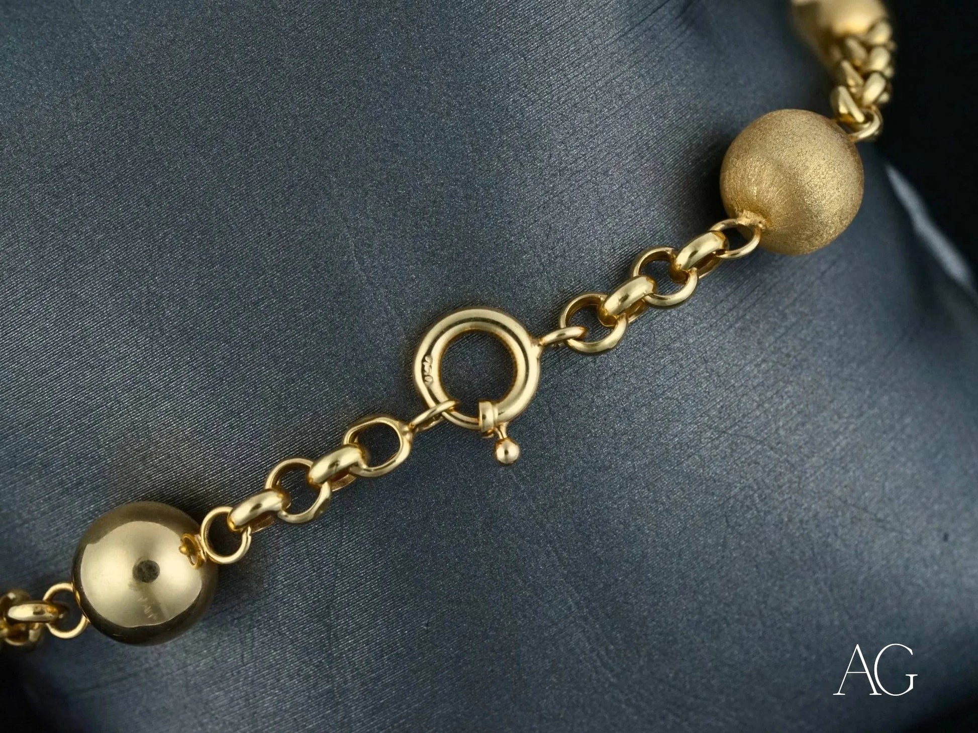 Women’s 18k solid gold bracelet with spherical beads and spring ring clasp